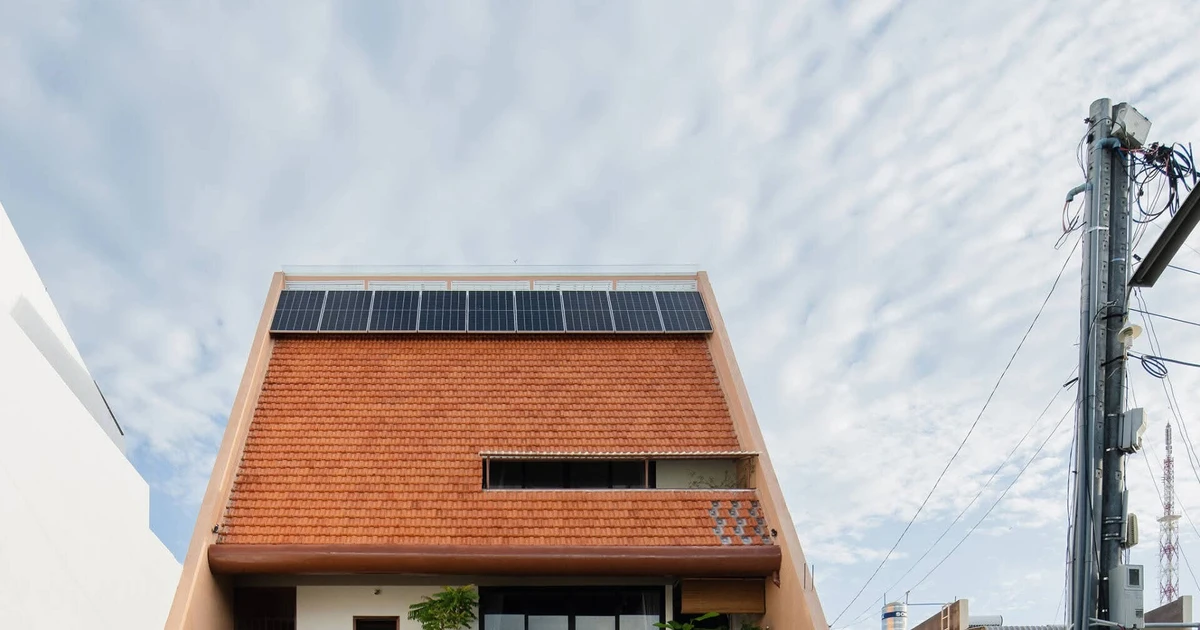 Nhà mái ngói với mặt đứng phá cách