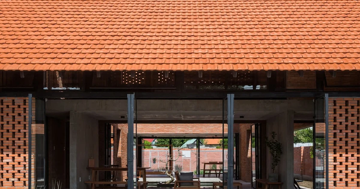 Nhà 'tự thở' bằng thiết kế sắp xếp gạch nung đỏ
