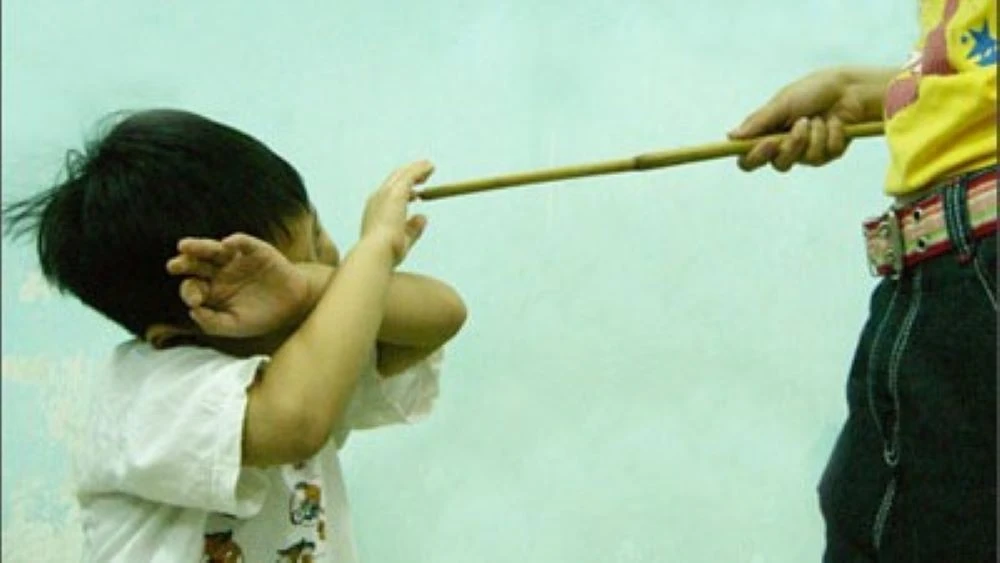 Phụ huynh vào trường đánh học sinh lớp ba 10 roi theo 'giao kèo'