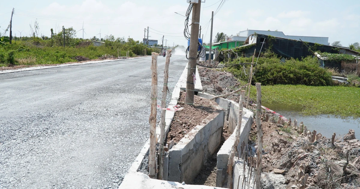 Độc lạ Cà Mau: 1,8km đường có 36 đoạn rãnh nước uốn cong để tránh cột điện