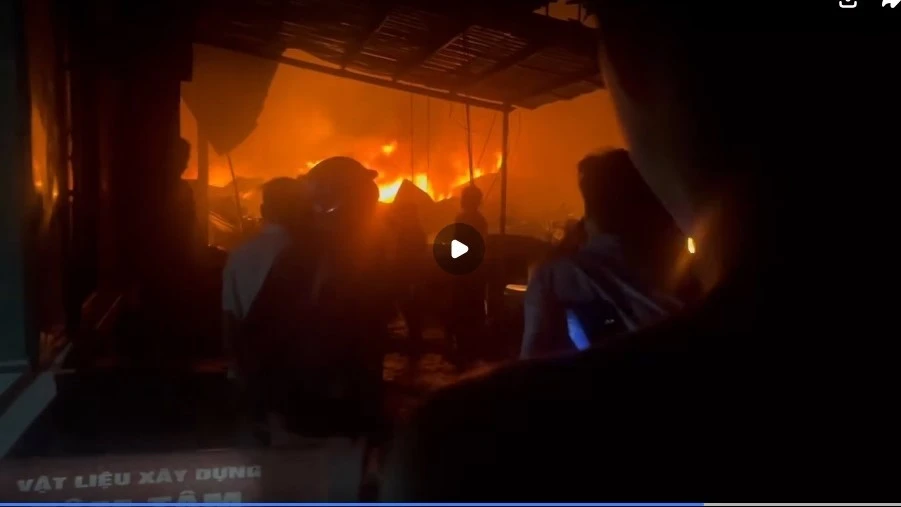 Cháy trong đêm thiêu rụi dãy nhà dân ven sông ở Cà Mau