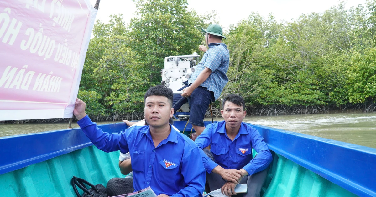 Tiếng loa trên sông tuyên truyền bầu cử ở vùng Đất Mũi