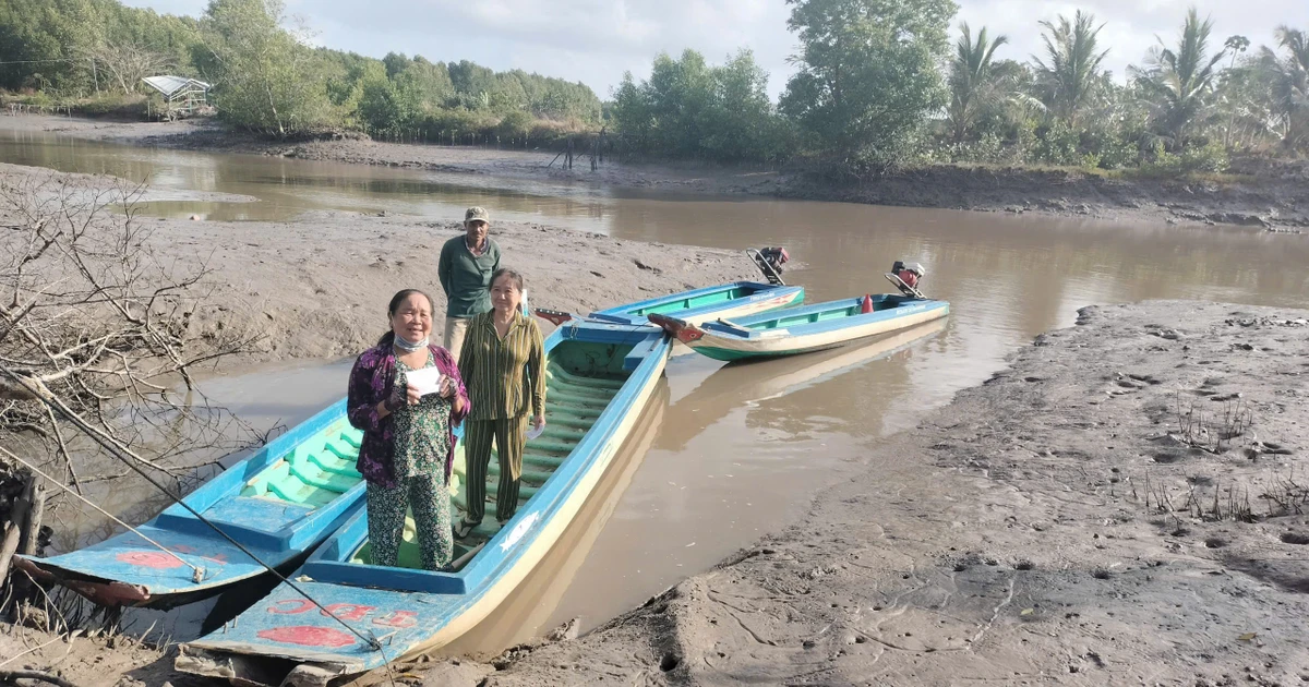 Đi bầu cử bằng xuồng rất riêng của người dân vùng cực Nam Tổ quốc