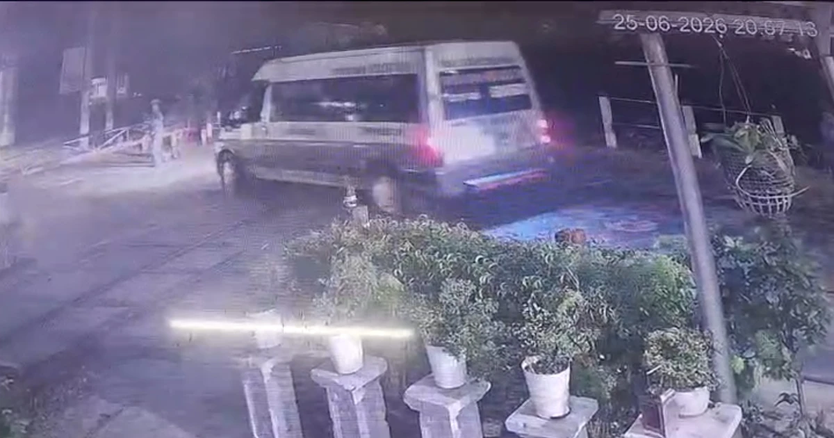 CLIP: Tài xế ô tô khách vượt rào chắn đường sắt