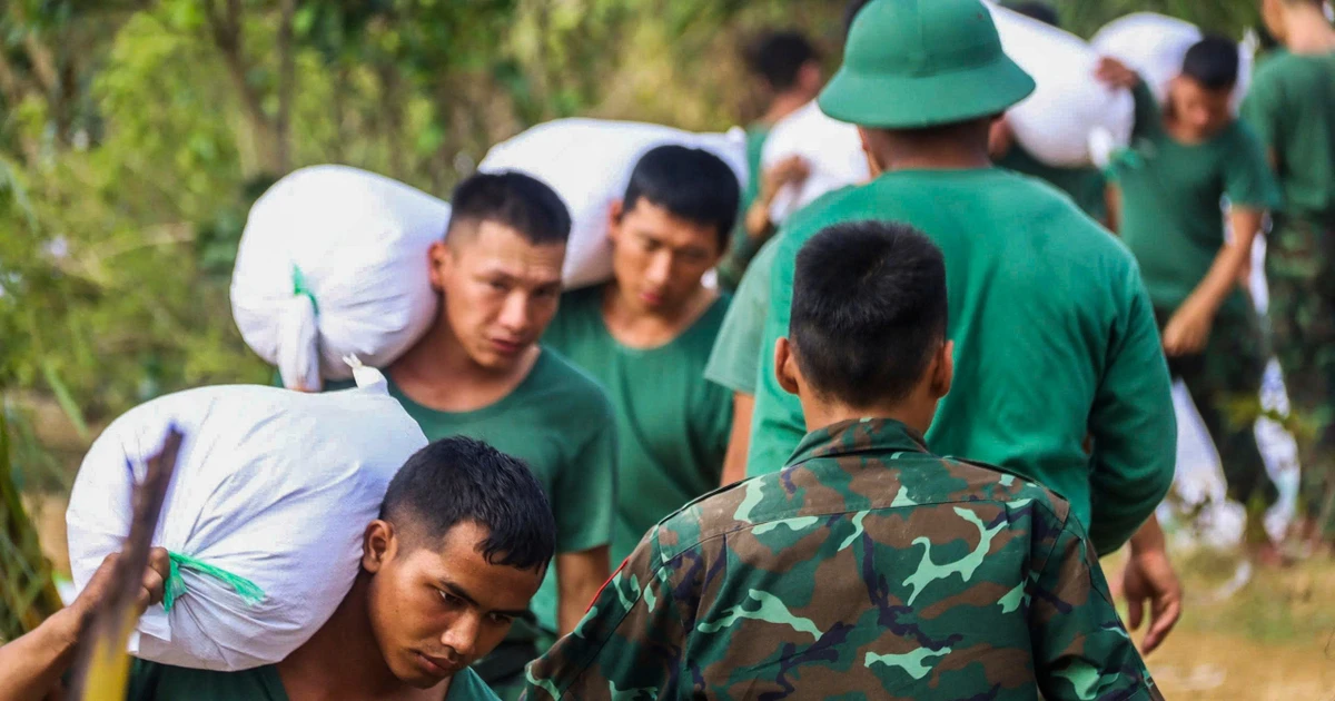 Hơn 100 bộ đội khẩn cấp gia cố đê vỡ ở Gia Lai sau lũ lịch sử