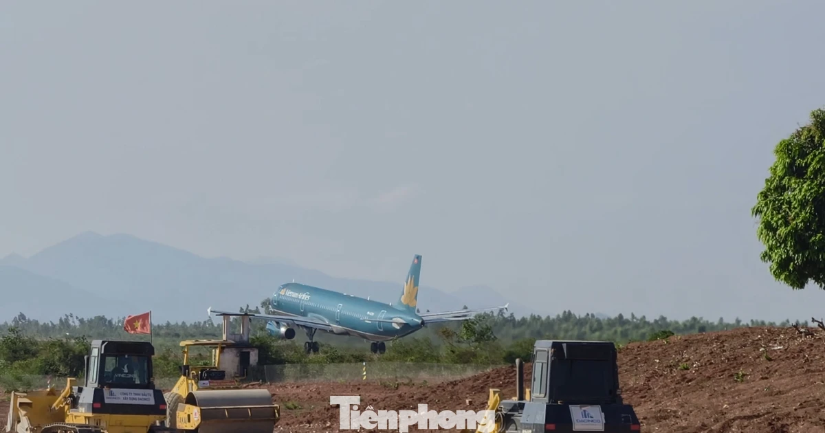 Thi công suốt ngày đêm đường băng sân bay Phù Cát hơn 3.200 tỷ