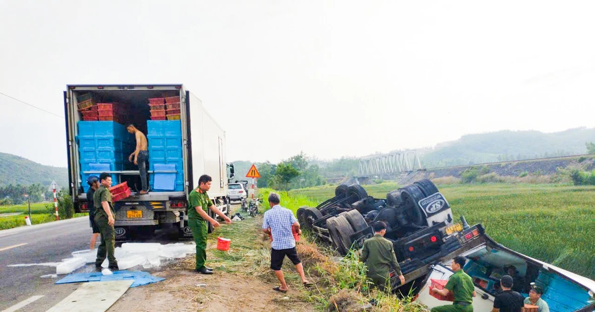 Xe chở hơn 3 tấn tôm lật xuống ruộng