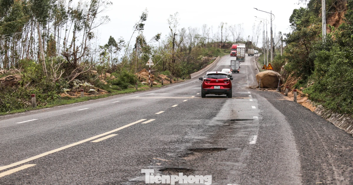 Cận cảnh Quốc lộ 1D nối Gia Lai với Đắk Lắk xuống cấp sau mưa lũ