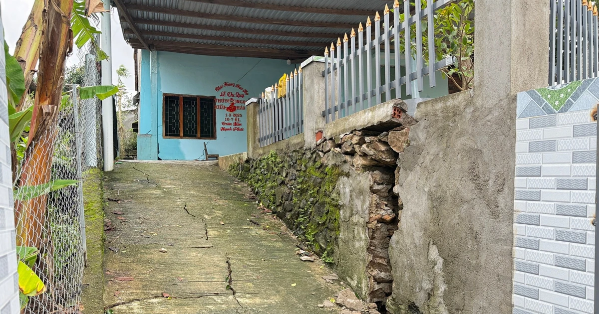 Hiện trường sạt lở nghiêm trọng, nhà cửa nứt toác ở Đắk Lắk