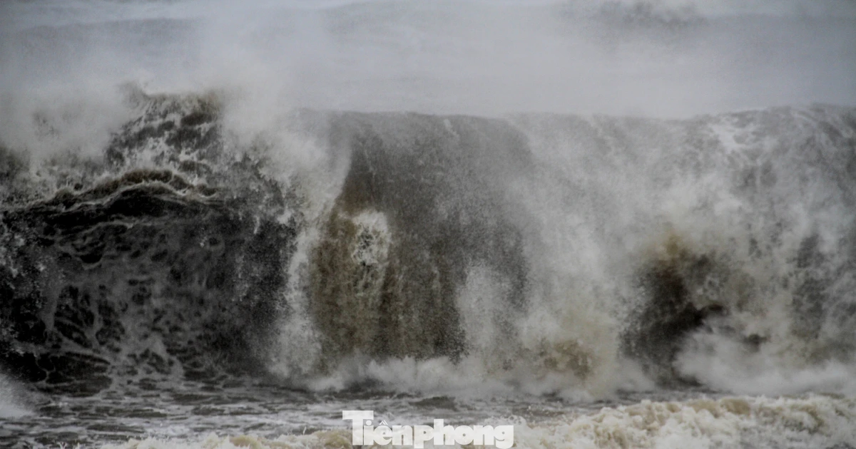 Sóng biển Quy Nhơn dâng cao dữ dội, bầu trời đen kịt trước khi bão số 13 đổ bộ