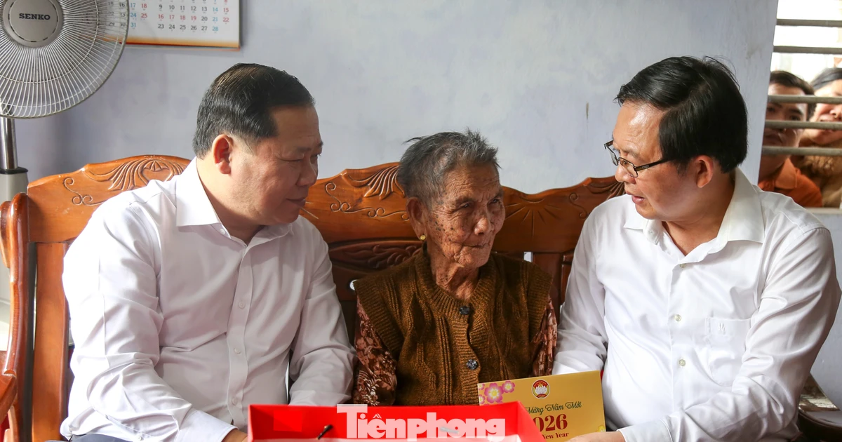 Phó Thủ tướng Hồ Quốc Dũng thăm, tặng quà Tết người dân vùng bão lũ Gia Lai