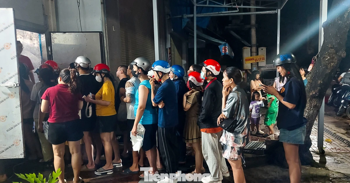 Sau bão số 13, người dân ở Gia Lai chen nhau mua đá lạnh vì mất điện kéo dài