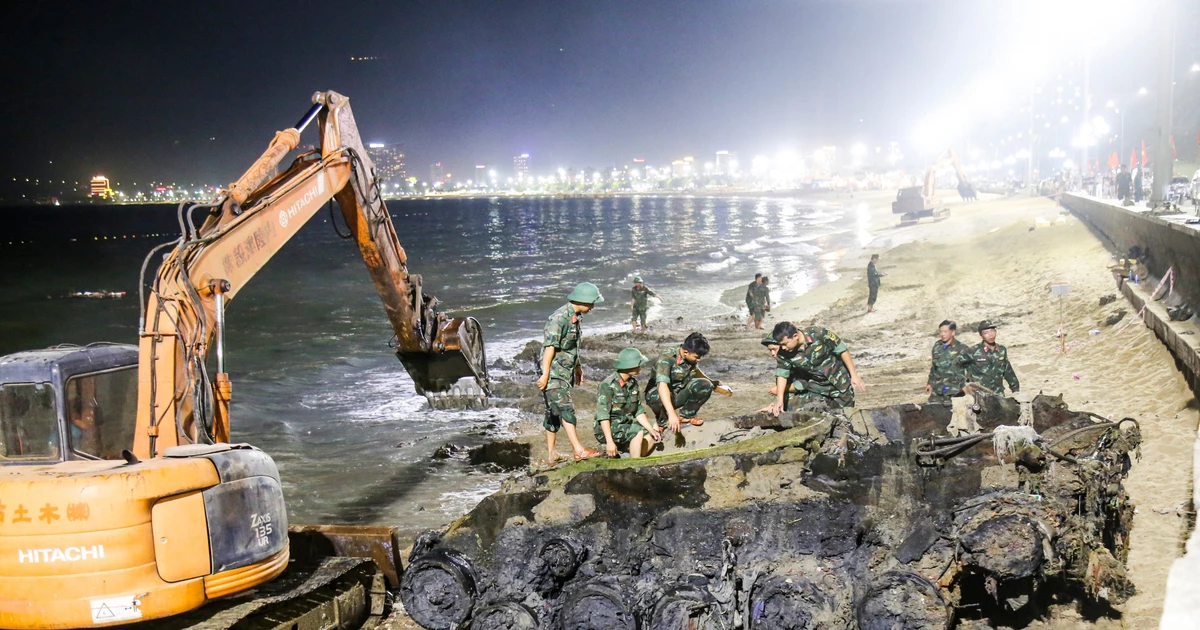 Lộ diện xác xe tăng bị vùi sâu dưới biển Quy Nhơn