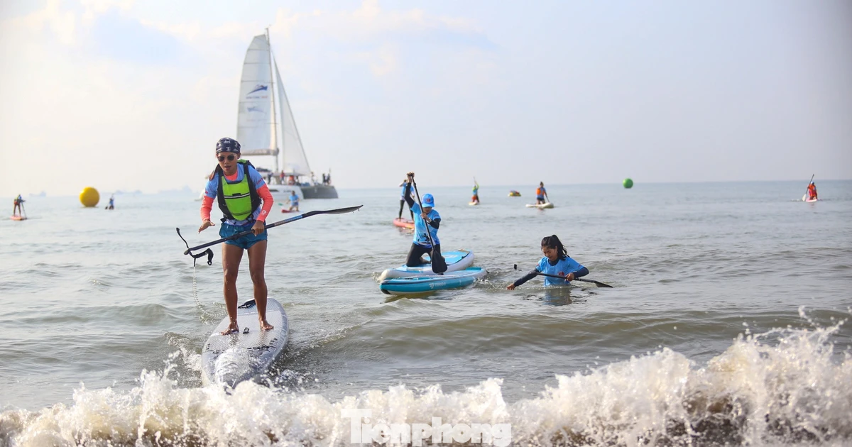 Biển Quy Nhơn ‘nổi sóng’ với gần 120 VĐV tranh tài đua SUP