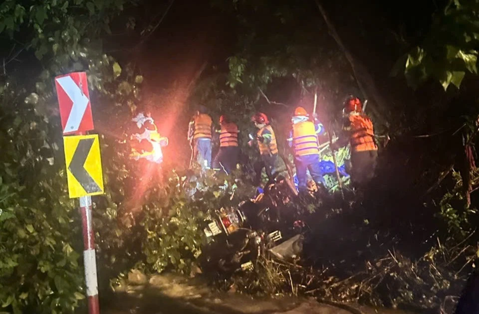 CLIP: Nỗ lực tìm người mất tích còn lại trong vụ sạt lở đèo Khánh Sơn