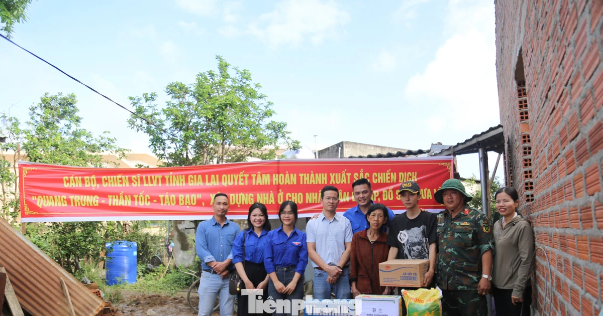 Chồng mất hơn 10 năm, nhà vừa bị bão quật đổ, hai mẹ con vất vả tái thiết