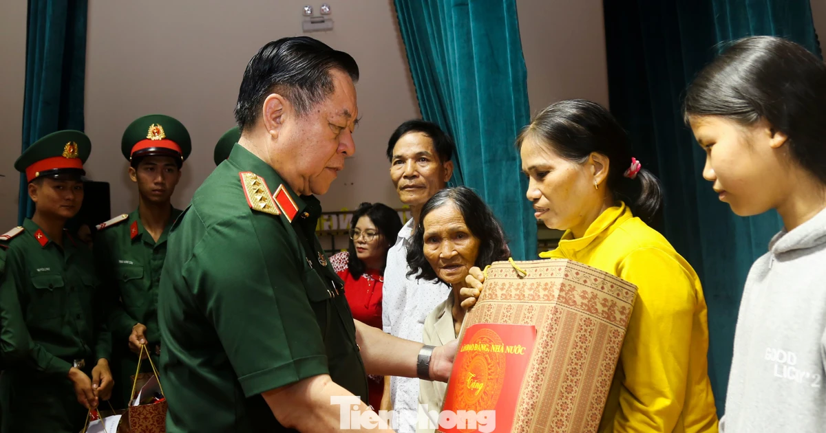 Hàng trăm suất quà tặng gia đình chính sách, công nhân lao động khó khăn tại Gia Lai