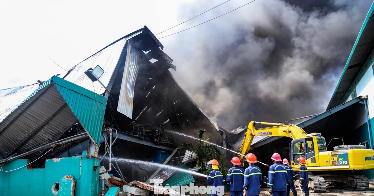 Cháy lớn tại Khu Kinh tế Nhơn Hội, cột khói đen cao hàng chục mét