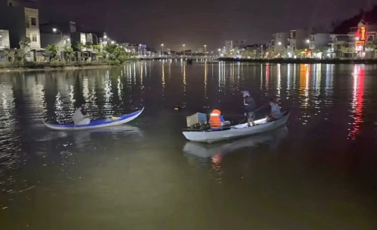 Tìm thấy thi thể thiếu niên bị lật thúng trên sông