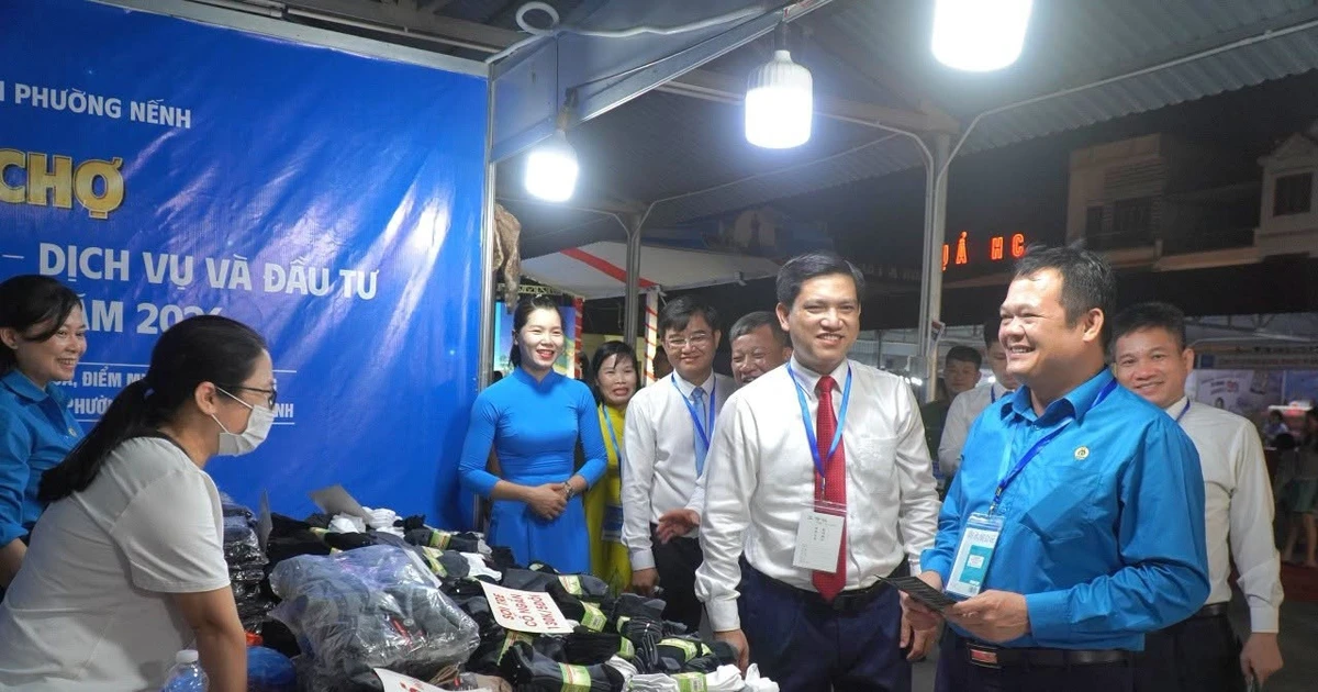 Gần 70 gian hàng hội tụ tại hội chợ thương mại phường Nếnh