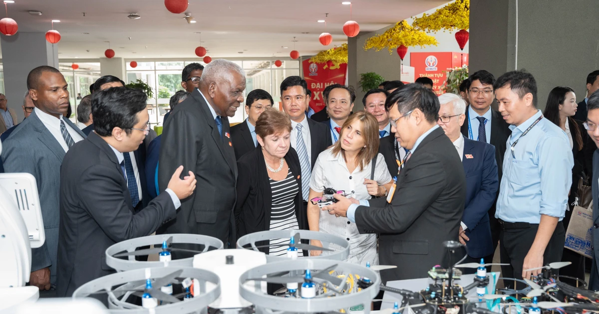 Máy bay không người lái của sinh viên Việt Nam gây ấn tượng với đoàn đại biểu Cuba