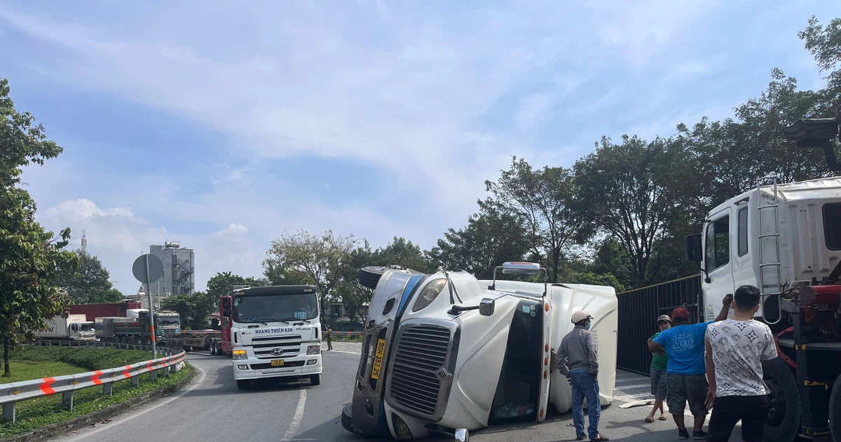 Xe container lật trên xa lộ Hà Nội, giao thông ùn tắc kéo dài nhiều giờ