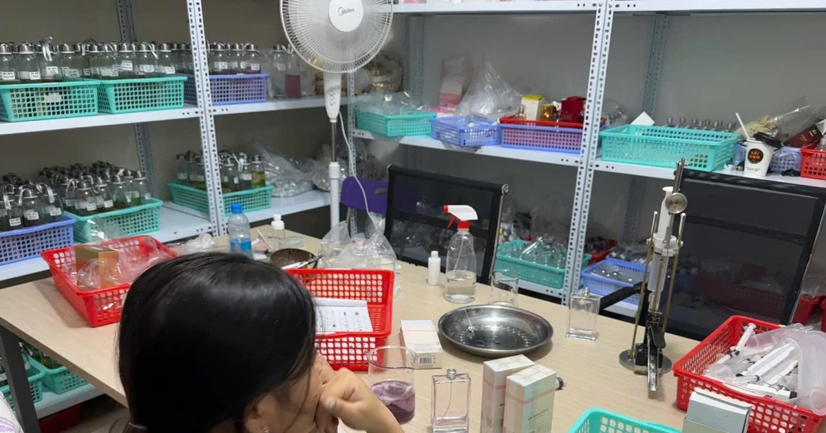 Triệt xóa đường dây làm giả hàng chục nghìn chai nước hoa cao cấp