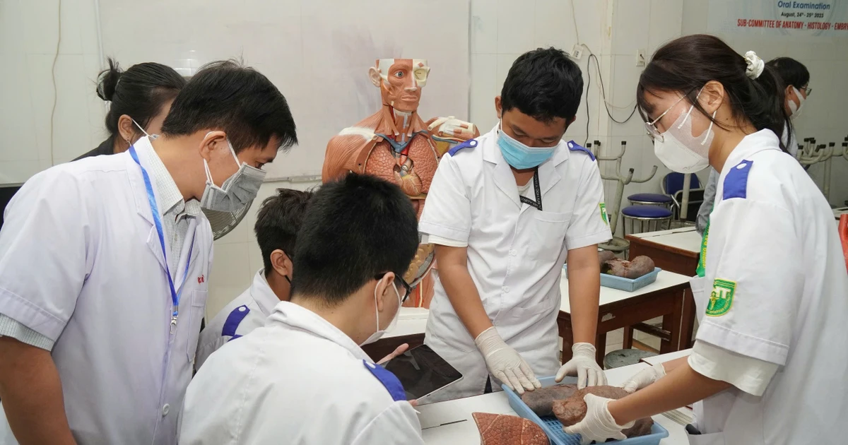 Soi điểm chuẩn khối ngành sức khỏe các trường đại học trên cả nước