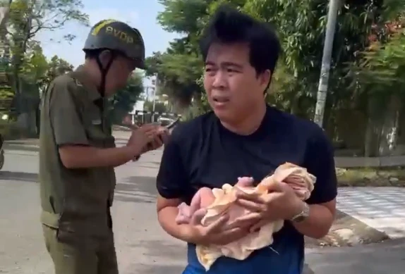 Nghe tiếng khóc, phát hiện bé sơ sinh nằm bên cỏ mọc um tùm ở TPHCM