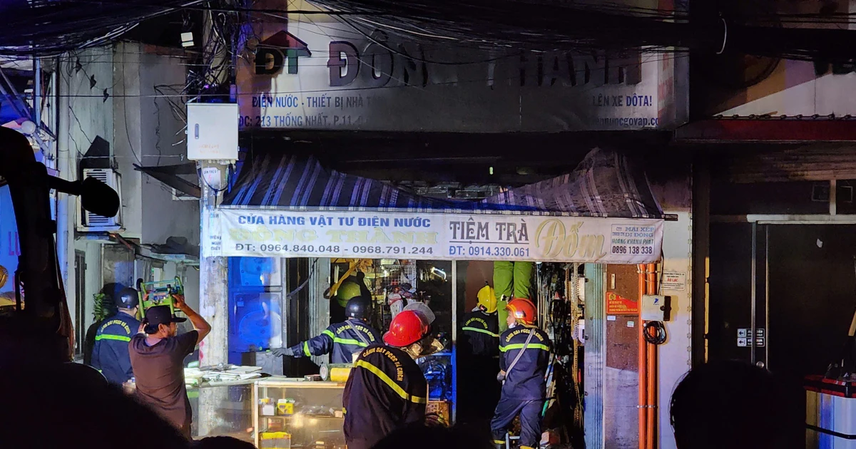 Cửa hàng ở TPHCM cháy lớn, cả khu phố náo loạn