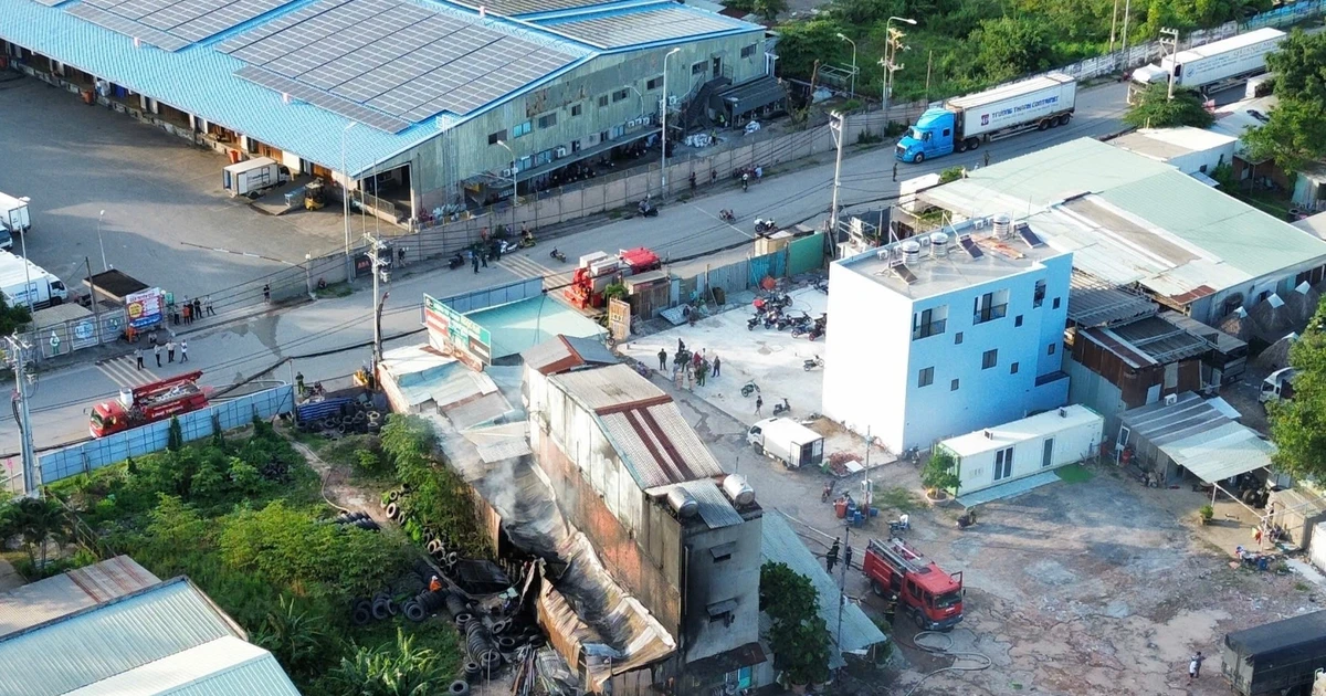 Cháy kho chứa vỏ lốp tại TPHCM, chiến sĩ phòng cháy dùng mặt nạ phòng độc dập lửa