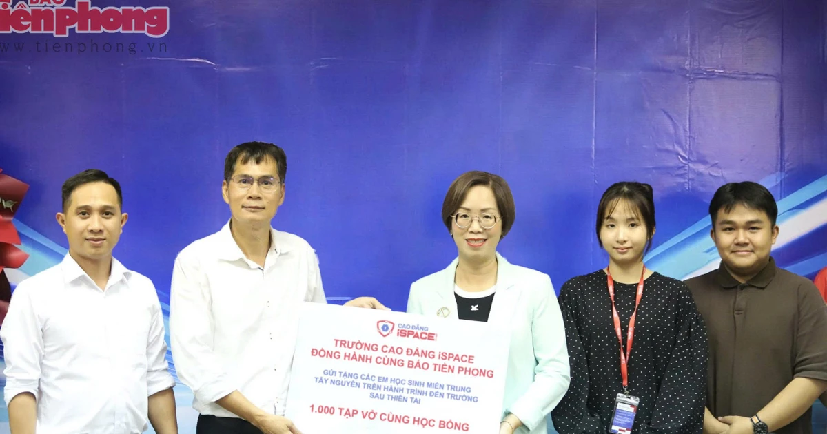 Thêm nhiều tập vở, giày dép đến với học sinh vùng lũ