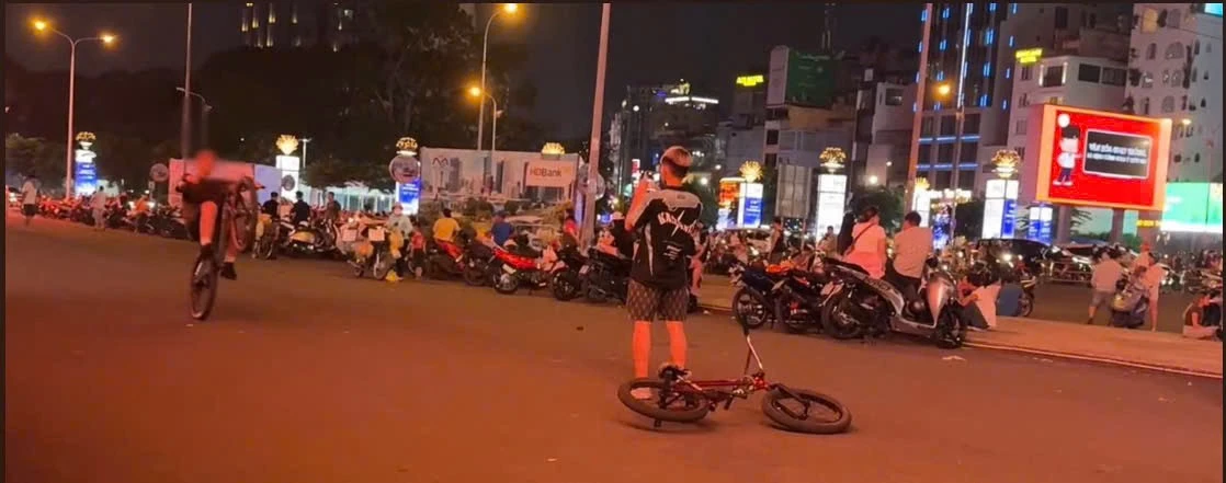 'Diễn xiếc' xe đạp giữa phố đông, 2 thiếu niên bị xử phạt
