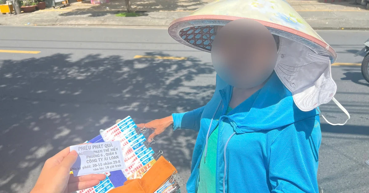 Chiêu trò lừa đảo phát phiếu quà từ thiện giả tại TP HCM