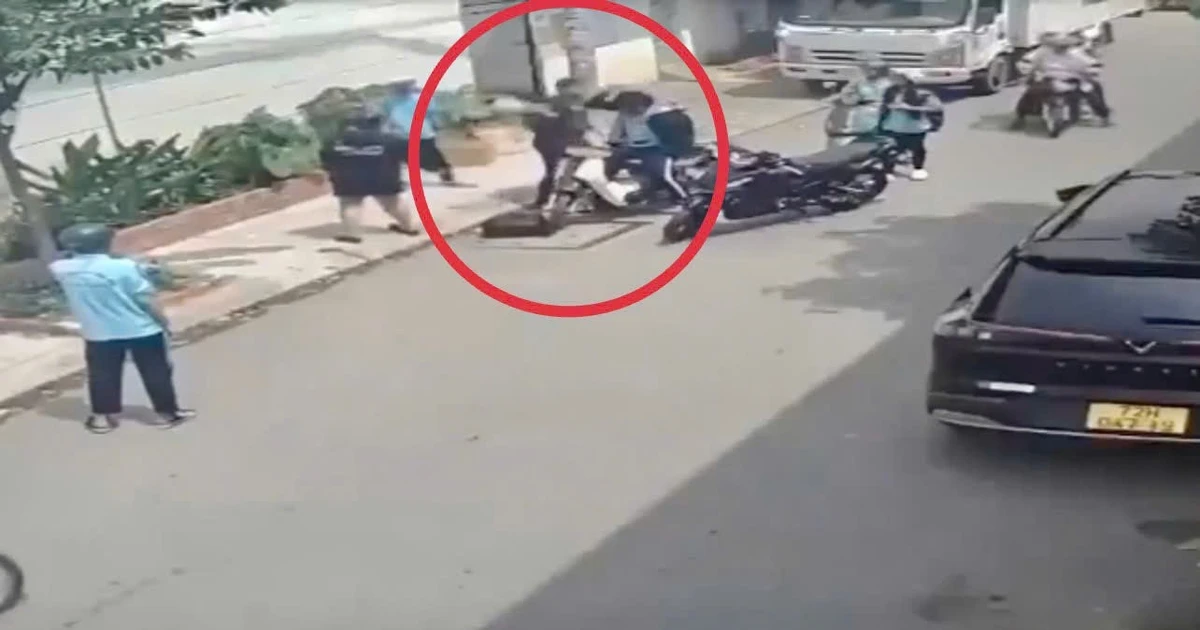 Xác minh vụ thanh niên dùng mũ bảo hiểm đánh liên tiếp 2 nam sinh trên đường