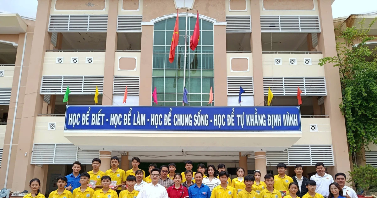 Báo Tiền Phong trao hàng nghìn tập vở, bút viết, giày dép tiếp sức học sinh vùng lũ Đắk Lắk