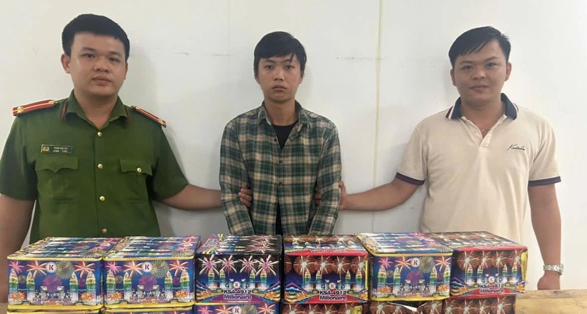 Mua pháo qua Facebook, Zalo để bán kiếm lời tiêu Tết