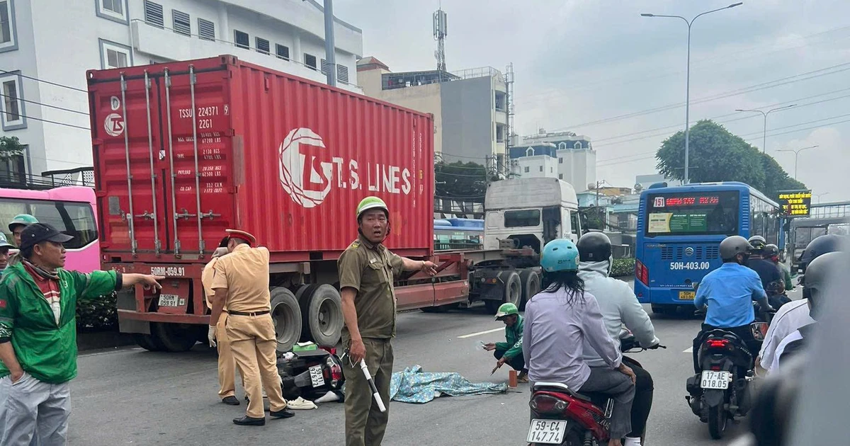 Về nhà sau buổi học, nữ sinh viên 18 tuổi tử nạn dưới bánh xe buýt