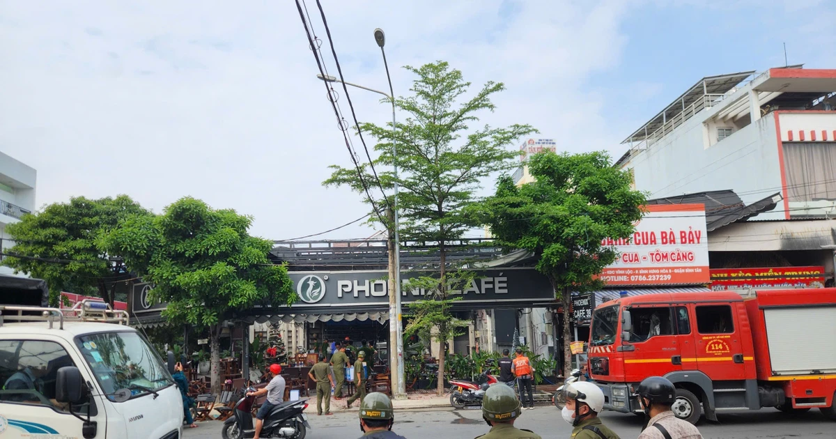 Cháy quán cà phê ở TPHCM, hàng chục người hoảng hốt tháo chạy