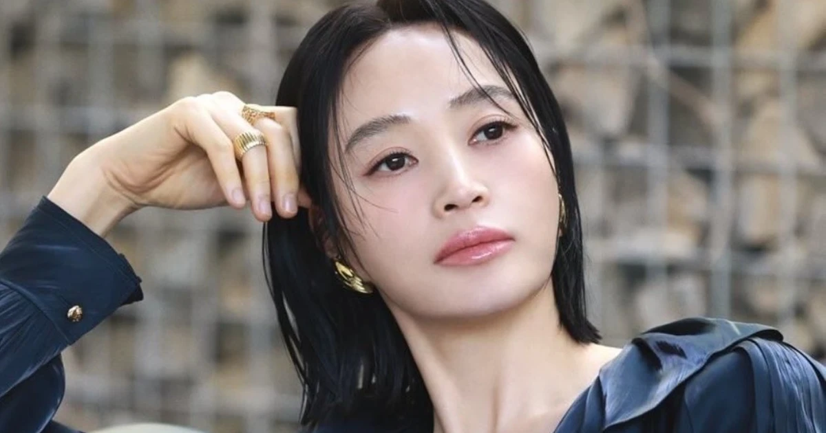 'Nữ hoàng sexy' Kim Hye Soo nóng bỏng ở tuổi 56