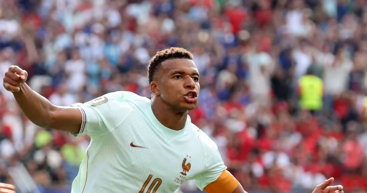 Chiếu World Cup phục vụ khách, quán cà phê có phải trả phí bản quyền?