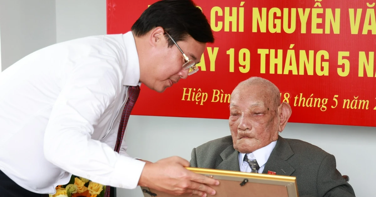 Ông Lê Quốc Phong trao Huy hiệu 80 năm tuổi Đảng tới hai cán bộ