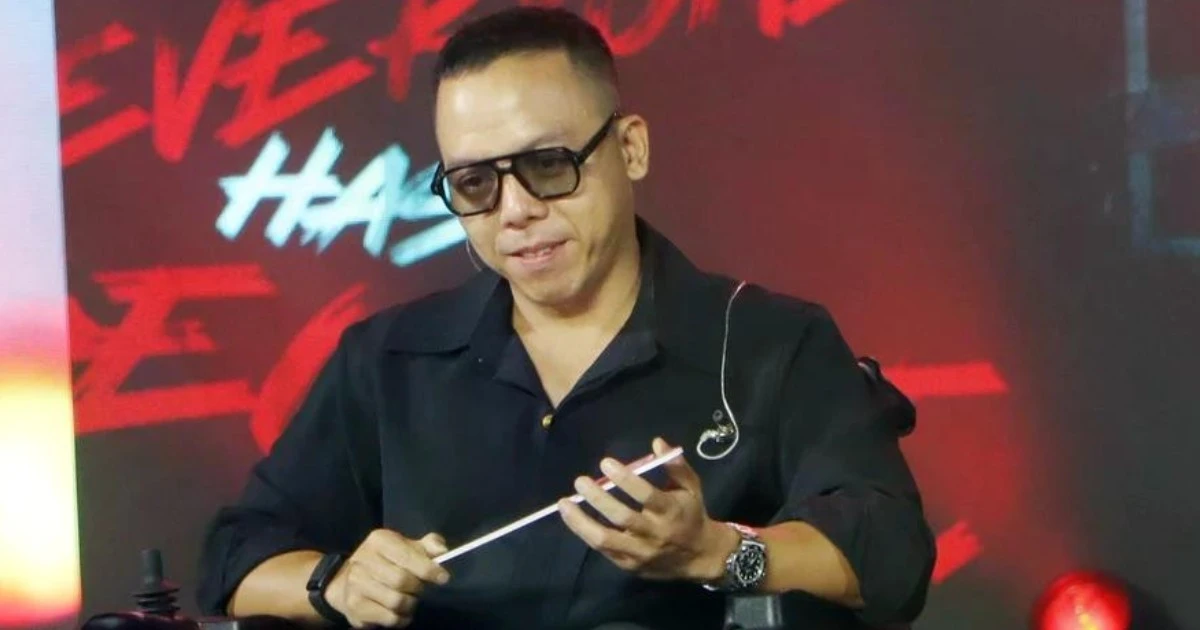 Hoàng Touliver ngồi xe lăn