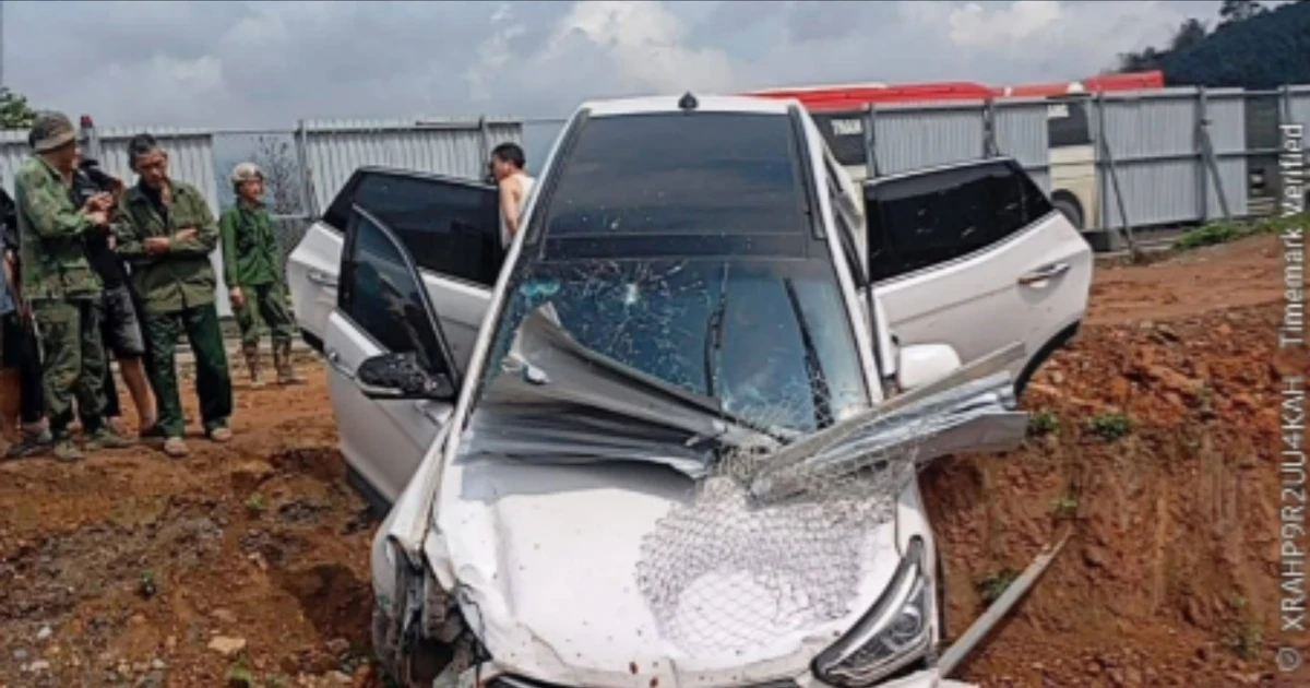 Ôtô đâm vào công trường trên cao tốc Nội Bài - Lào Cai