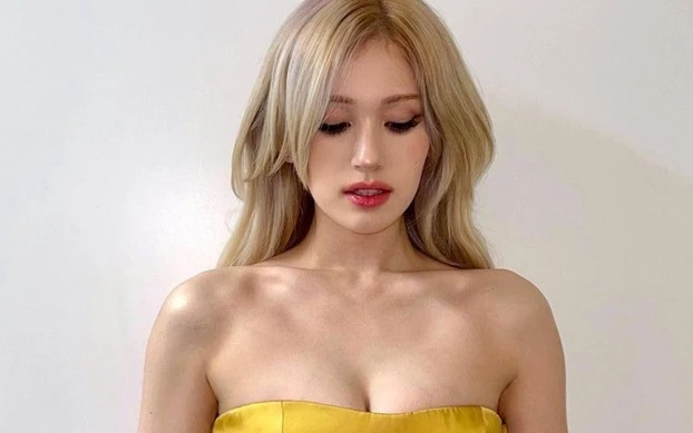 Bức hình khiến 'bông hồng lai' bị chỉ trích thiếu ý thức