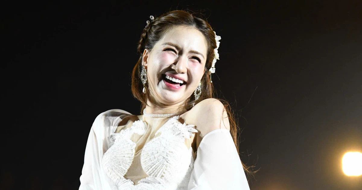 Trầm trồ với màn đu dây mạo hiểm trước 20.000 người của Hòa Minzy ở concert Thanh xuân