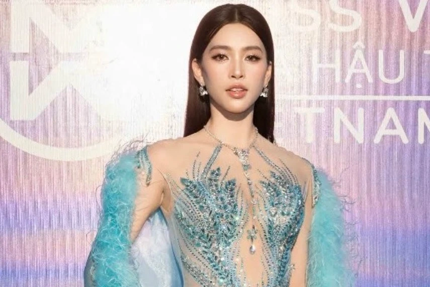 Hoa hậu, á hậu mặc xuyên thấu đổ bộ thảm xanh