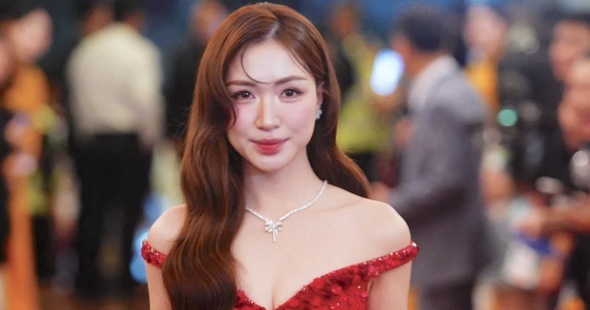 NSND Tự Long, NSND Xuân Bắc, nhạc sĩ Nguyễn Văn Chung và nhiều nghệ sĩ đổ bộ thảm đỏ Cống hiến