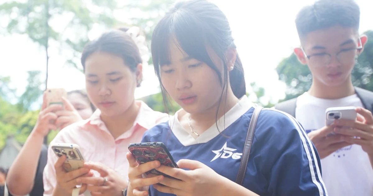 Sĩ tử đổ về Văn Miếu nhận xoài