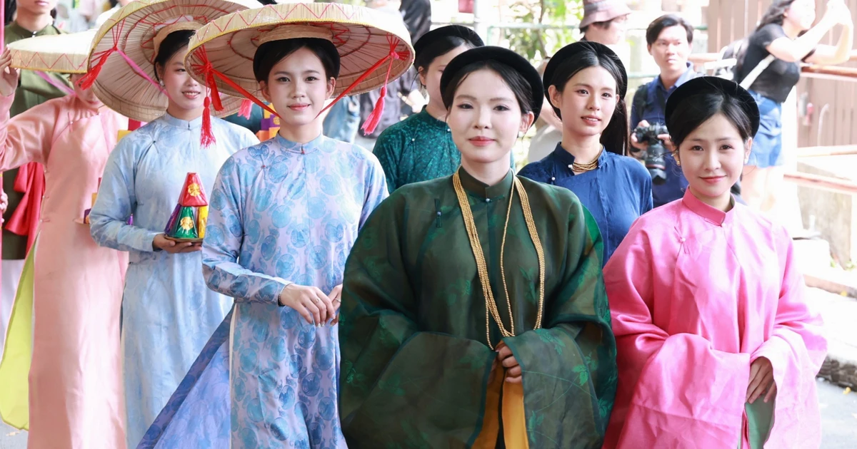 Giới trẻ TPHCM diện áo dài diễu hành hướng về Quốc Tổ Hùng Vương